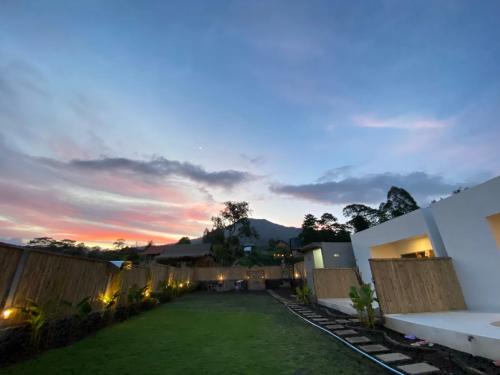 a view of a backyard at sunset at Brahmastra Bali villa in Kubupenlokan