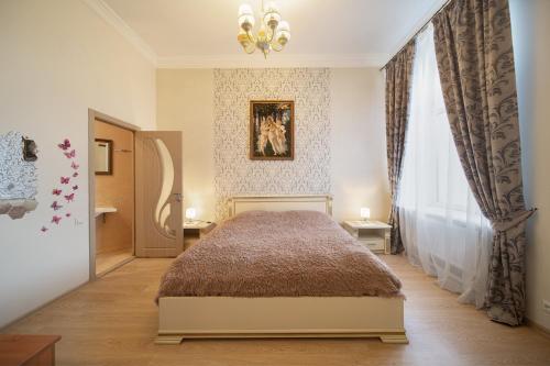 a bedroom with a bed and a window at Apartment on Sumskaya 46 "Central Residence" in Kharkiv