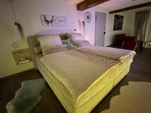 ein Schlafzimmer mit einem großen Bett in einem Zimmer in der Unterkunft Escape Private SPA II in Bad Zurzach