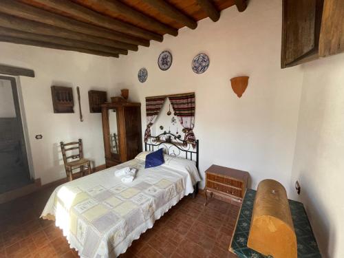 Un dormitorio con una cama y platos en la pared en Casas rurales los castaños, en Jerez del Marquesado