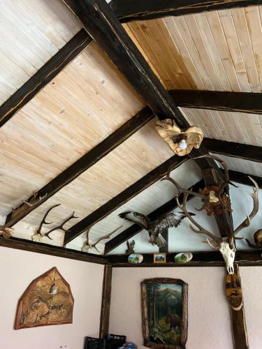 a ceiling with antlers and a chandelier in a room at Готельно-Ресторанний комплекс Кичера in Volovets