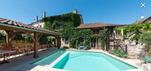 une piscine devant une maison dans l'établissement Rouge, à Tocane-Saint-Apre