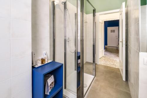 ein Bad mit einer Dusche und einer blauen Stehdusche in der Unterkunft Sweet Inn - Ariberto in Mailand