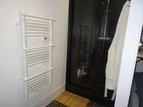 un placard avec des étagères blanches à côté d'une porte dans l'établissement Appartement Artem neuf et terrasse, à Nancy