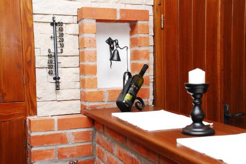 ceglana ściana z butelką wina na ladzie w obiekcie Vinařství Pastorek w mieście Čejkovice