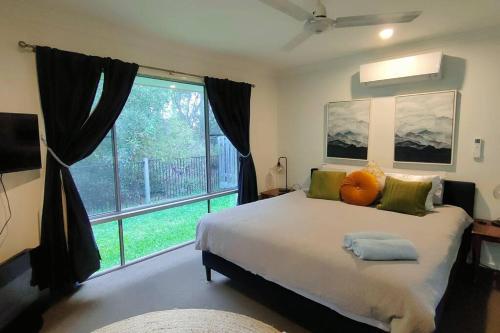 Ένα ή περισσότερα κρεβάτια σε δωμάτιο στο Deluxe Fully Air-conditioned 4BR House with Movie & Family Room