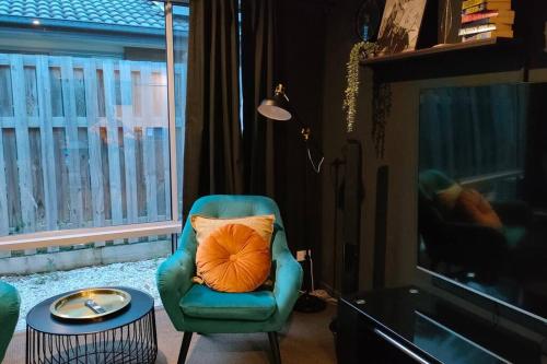 Χώρος καθιστικού στο Deluxe Fully Air-conditioned 4BR House with Movie & Family Room