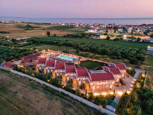 una vista aerea di una grande casa con tetti rossi di Akrolithos Luxury Suites & Spa a Flogita
