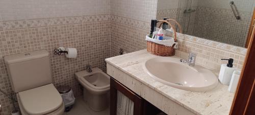 La salle de bains est pourvue d'un lavabo et de toilettes. dans l'établissement Chalet junto al mar con jardín privado, à La Cala de Mijas