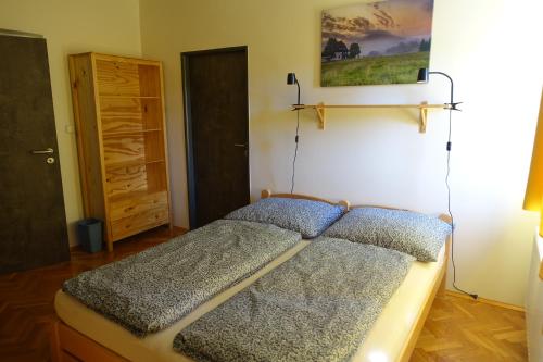 Un pat sau paturi într-o cameră la Chata Horal