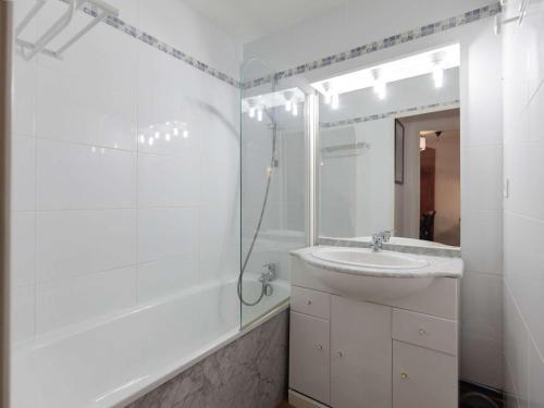 une salle de bain blanche avec un lavabo et une douche dans l'établissement Duplex cosy 7 pers. avec piscine, parking, à 400m des pistes - La Mongie - FR-1-404-248, à La Mongie