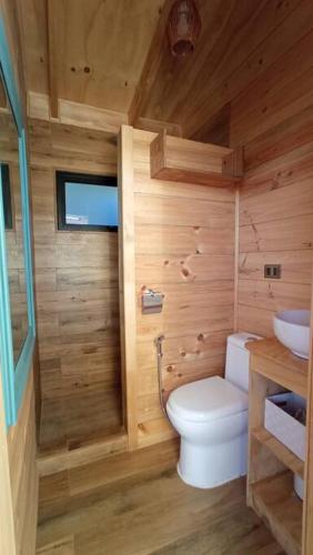 un piccolo bagno con un water e un lavandino di Cabaña Orca Lodge Norte frente al mar en Curanipe, Desconéctate para reconectar a Curanipe