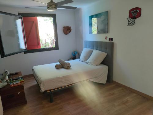 une chambre avec un lit avec un ours en peluche dessus dans l'établissement Bastide vue exceptionnelle, à Aix-en-Provence
