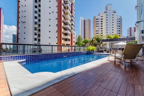 - une piscine au-dessus d'un immeuble avec de grands bâtiments dans l'établissement Apt completo com Piscina e Climatização na Pituba - sem garagem, à Salvador