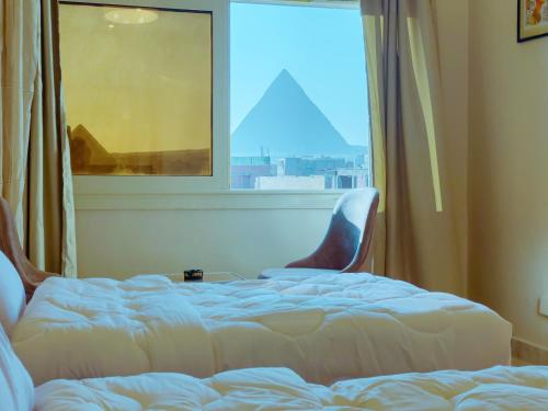 Кровать или кровати в номере Pyramids Rose view