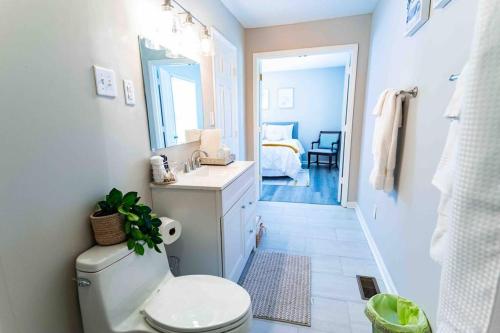 W łazience znajduje się toaleta, umywalka i lustro. w obiekcie Prime location that feels like home away from home w mieście Greensboro