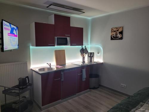 a small kitchen with a sink and a microwave at Ferienwohnung oder Studio Dresden-Neustadt inkl Parkplatz mit Balkon oder Terrasse in Dresden
