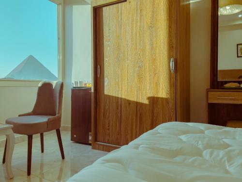Кровать или кровати в номере Pyramids Rose view