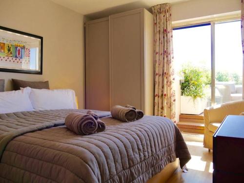 une chambre avec un lit avec deux oreillers dessus dans l'établissement ALBION - Luxurious 3 bedrooms large terrace parking AC, à Antibes