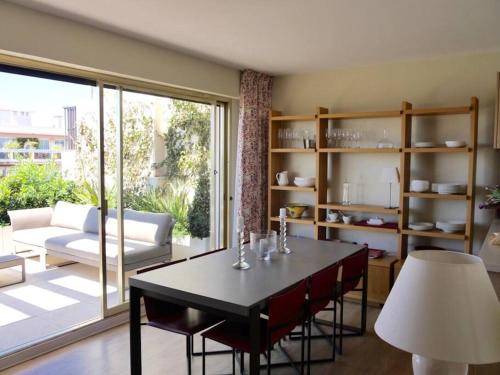 un salon avec une table, des chaises et un canapé dans l'établissement ALBION - Luxurious 3 bedrooms large terrace parking AC, à Antibes