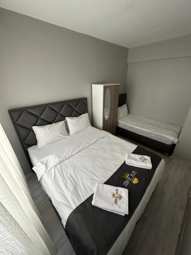 Un pat sau paturi într-o cameră la Zirve Suit Residance