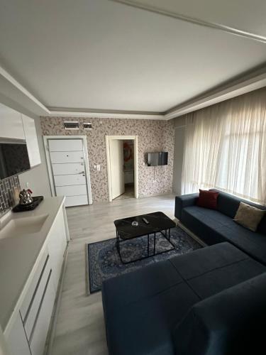 Talas的住宿－Zirve Suit Residance，客厅配有沙发和桌子