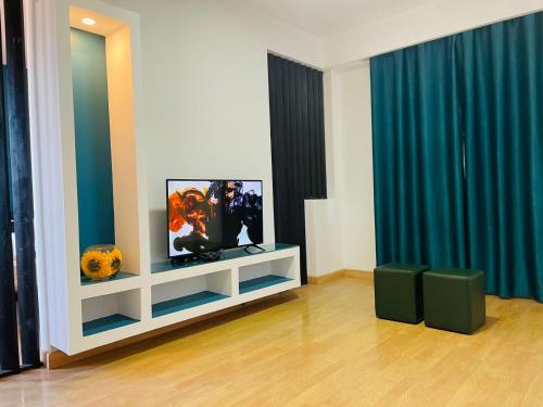 a living room with a fish tank and a mirror at Residencial Sol Point Art in Ponta do Sol