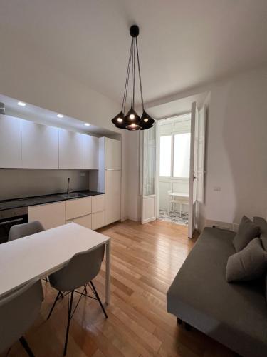 cocina y sala de estar con mesa y sofá en Piazza del Popolo Luxury Apartament, en Roma