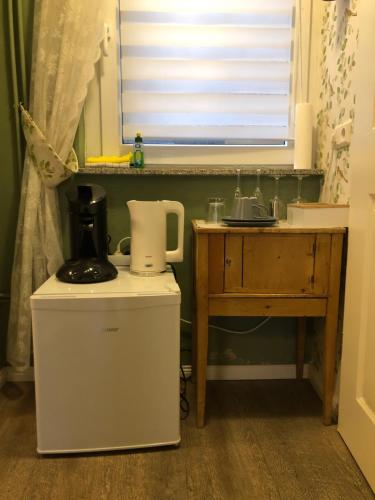 a kitchen with a coffee maker on top of a refrigerator at Himmel & Hölle Pölkenstraße in Quedlinburg
