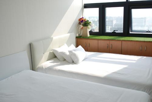 sypialnia z 2 białymi łóżkami i oknem w obiekcie Gangnam Coex w Seulu