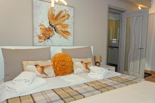 uma cama com uma peruca laranja em cima em AMADA CITY CENTER em Iaşi