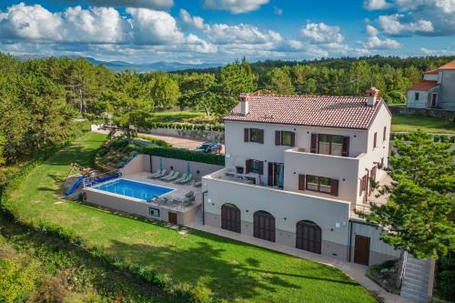 Výhled na bazén z ubytování Luxury Villa Gradin nebo okolí