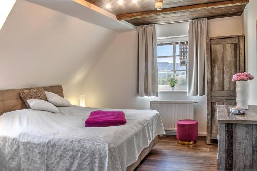 Llit o llits en una habitació de Schloß Falkenhaus