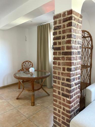 Cette chambre dispose d'une table et d'un mur en briques. dans l'établissement Luis Vives, à Gandía