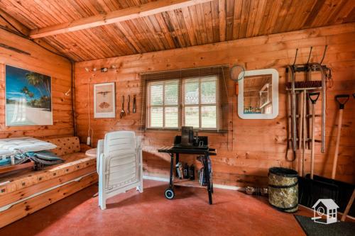 een kamer met een bureau in een houten hut bij Sonnenhaus in Frauenstein