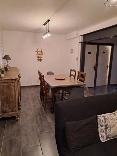 une salle à manger avec une table et des chaises dans l'établissement La Bourboule, à La Bourboule