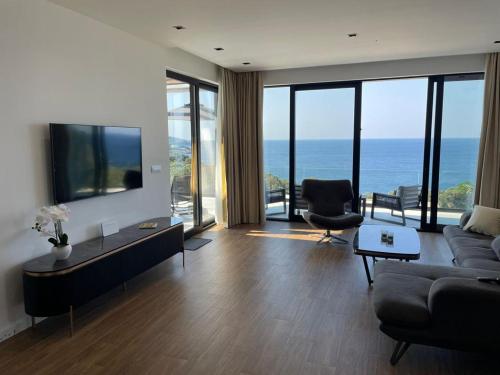 salon z widokiem na ocean w obiekcie Luxury Villa Lorcrimar w mieście Masline