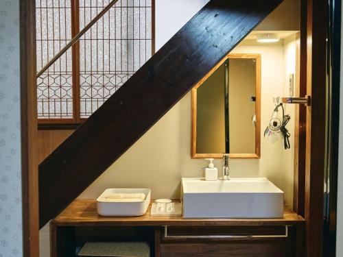uma casa de banho com um lavatório e um espelho em Folksy House / Vacation STAY 64171 em Izumo