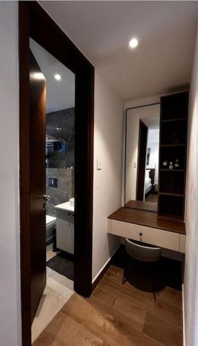 COZY & Serene Home في آكرا: حمام مع مرآة ومغسلة وحوض استحمام