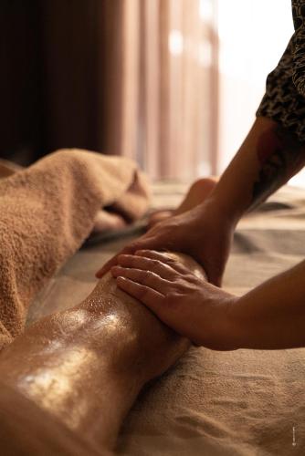 a group of people getting a massage at Hôtel Le Parc - La Table de Franck Putelat in Carcassonne