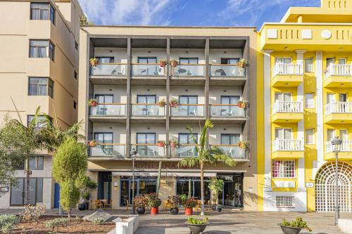 un immeuble d'appartements jaune dans l'établissement Hotel Benahoare, à Los Llanos de Aridane