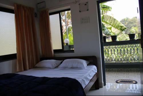 een slaapkamer met een bed en een groot raam bij Hotel innovation inn in Baga