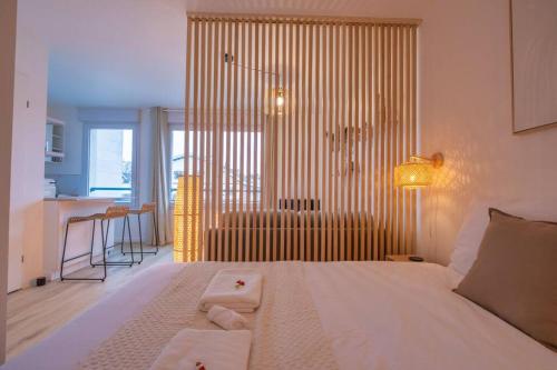 une chambre avec un lit avec deux serviettes dessus dans l'établissement Le Jéroboam, à Reims