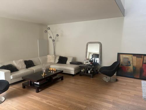 un salon avec un canapé et une table dans l'établissement Maison de ville - versailles château, à Versailles