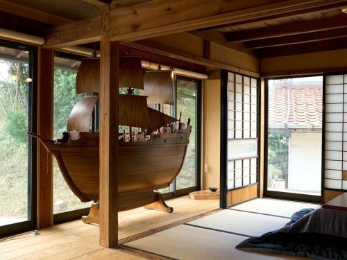 um grande barco de madeira num quarto com janelas em Kura kawamukai / Vacation STAY 35227 em Izumo