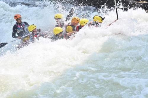 un grupo de personas en una balsa en un río en Old Bridge Riverside Hotel, en Kitulgala