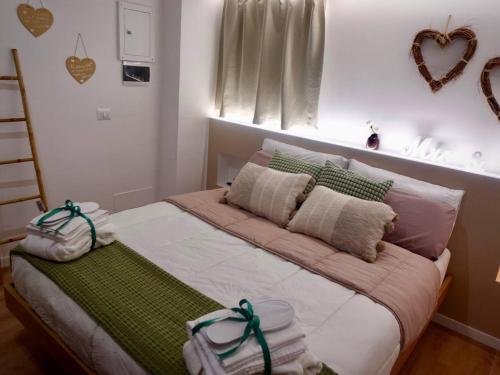 Un dormitorio con una cama con toallas. en Il sogno nel cassetto, en Bari