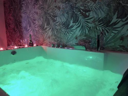 Una bañera llena de agua en un baño. en Il sogno nel cassetto, en Bari