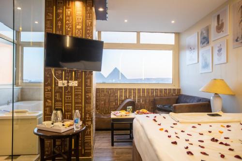 New Comfort Inn Giza في القاهرة: غرفة في الفندق مع سرير وحوض استحمام