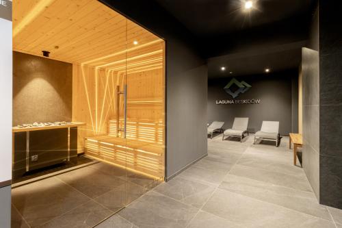 ザジェチェにあるA71 Laguna Beskidów Wellness&Spa Żeglarskiのロビー(椅子付)